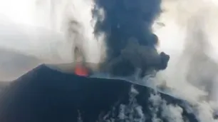 La lava del volcán La Palma se traga más de una hectárea por hora
