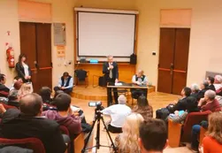 Video | Escracharon a Felipe Solá durante una charla en Económicas