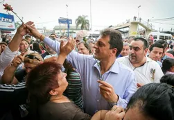 Campaña hippie: Massa volvió a La Matanza con flores