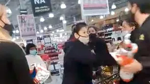 Video: peleas, insultos y empujones en un supermercado que ofrecía 2x1 en huevos de chocolate