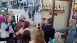 Congreso: clientes de una pizzería echaron a dos policías que querían usar el baño en plena protesta por la Ley de Bases