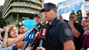 Pese al bono confirmado por el Gobierno, las fuerzas de seguridad se manifestaron frente al Edificio Centinela