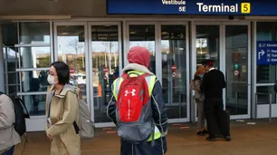 De película: un hombre vivió tres meses en un aeropuerto por miedo al coronavirus