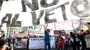 Docentes UBA marcharon a Plaza de Mayo con trabajadores del Garrahan: el Gobierno denunció el "bloqueo web"