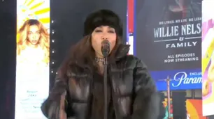 María Becerra cautivó a todos en el Times Square de la Gran Manzana