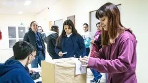 Los jóvenes de 16 a 30 años se interesan por la política pero descreen de las instituciones y de los dirigentes