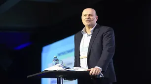 Federico Sturzenegger exaltó a los argentinos que vacacionan en el exterior: "Son los héroes de la producción"