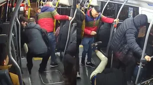 Violento robo piraña arriba de un colectivo en Recoleta: un joven se resistió y le pegaron patadas para quitarle el celular