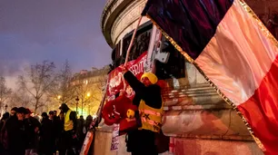 Los 'chalecos amarillos' le hacen un gran favor a Macron