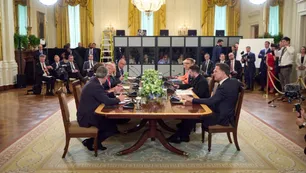 Tras la reunión de Donald Trump con Volodimir Zelenski, Macron acusó a Putin de "depredador"