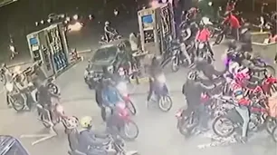 Video: impresionante ataque "piraña" de 50 motochorros en una estación de servicio de Bernal