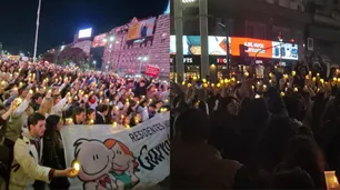 Marchan con velas hacia el Obelisco en defensa del hospital Garrahan