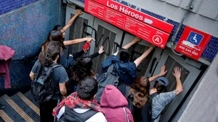 Santiago de Chile paralizado: enfrentamientos entre estudiantes, trabajadores contra la Policía por el aumento del boleto del subte