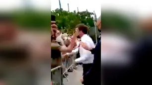 Un manifestante le dio un cachetazo a Emmanuel Macron durante un viaje oficial