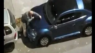 Video | Un hombre destrozó un auto que estaba estacionado frente a su garage