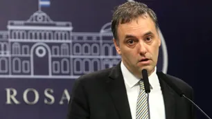 Piden explicaciones a Manuel Adorni por "apilar" jefes y lo acusan de tener un director cada seis empleados