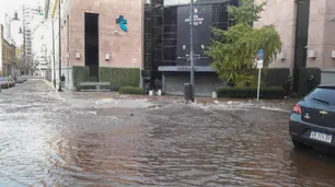 Videos | Impactante inundación por la rotura de un caño a 4 cuadras de Casa Rosada