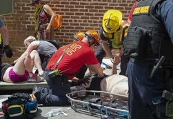 Video | Un auto embistió a un grupo de manifestantes en EE.UU.: tres muertos