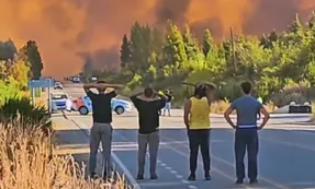 El incendio en El Bolsón se intensifica y detienen a un hombre por iniciar fuego en el bosque