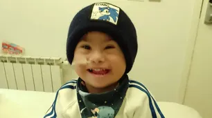 La historia del nene con leucemia que murió en un avión en brazos de su madre: "Tanto miedo de que me dejes"