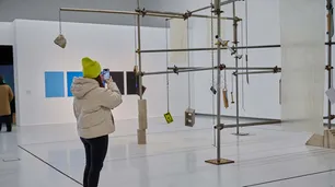 Bienalsur 2025 en Mar del Plata: una exhibición sobre la extinción, la nostalgia y la responsabilidad humana