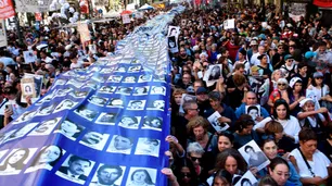 A 50 años del Golpe y con una Plaza de Mayo, comenzó el acto para blindar la Memoria