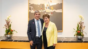La directora del FMI se reunió con Luis Caputo por un nuevo acuerdo y lo felicitó por un premio: "Muy merecido"