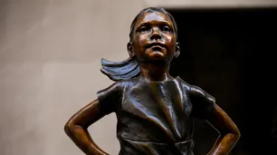 "La niña sin miedo" de Manhattan vuelve al centro de la controversia