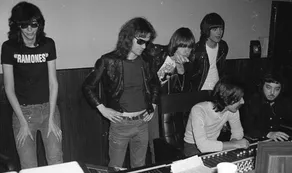 Casi 50 años atrás el punk sellaba su nacimiento con el primer álbum de los Ramones y su “guerra relámpago”