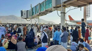 Afganistán: los talibanes anuncian amnistía pero bloquean la salida del aeropuerto