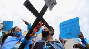Militantes pro vida increparon a dos diputados a la salida del Congreso