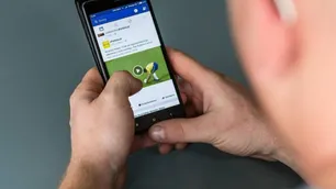 Una investigación mostró cómo la pantalla de tu celular puede ser un "nido" de bacterias