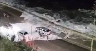Mar del Plata: destrozos en la costa, olas de 2 metros y el agua que llegó hasta la vereda de enfrente