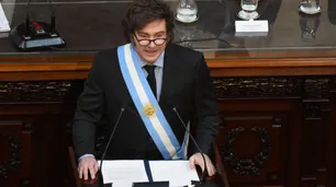 Milei acusó al diario Clarín de "hostigar al gobierno" por oponerse a la venta de Telefónica a Telecom