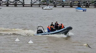 Un velero argentino se hundió en el Río de la Plata: rescataron a 12 tripulantes