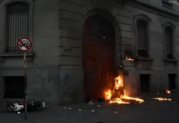Lanzaron una bomba molotv contra la Legislatura porteña