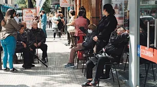 Con colas de jubilados desde temprano, otro día difícil en los bancos