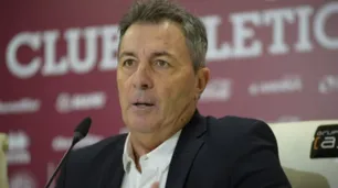Frank Kudelka renunció como entrenador de Lanús