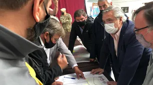 Con incidentes a su llegada, Alberto Fernández llevó anuncios de ayuda al sur por los incendios
