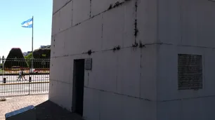 El Obelisco, símbolo porteño, es una postal del deterioro