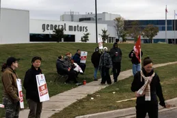 General Motors llega a un acuerdo salarial que pone fin a la histórica huelga automotriz en Estados Unidos