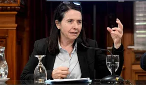 Carmen Álvarez Rivero: "Los entornos del poder se llenan de vivos"
