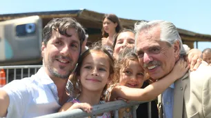 Alberto Fernández fue insultado en Miramar y Gabriela Cerruti culpó a dos medios: "Fake news"