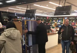 Bergman llegó con una TV gigante a Aeroparque y se armó la polémica