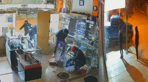 Video: incrustaron una camioneta en una joyería y la saquearon en menos de un minuto