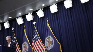 Powell asegura que Estados Unidos entró en una nueva "normalidad”