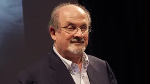 Salman Rushdie contrajo coronavirus