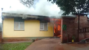 Encendió una vela por el día de San Cayetano, salió a buscar a su hija y se le incendió la casa