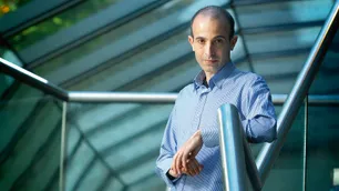 ¿Somos las vacas del futuro? Harari dice que la IA no va a dispararnos, va a manejar nuestra plata