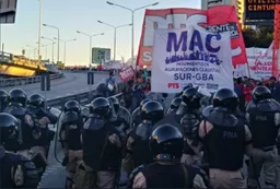 Trabajadores cortan el Puente Pueyrredón y la Gendarmería desplegó la supervalla